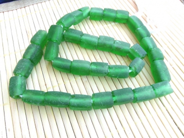 Recyclingglasperlen Tubes grün
