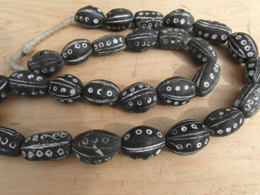 Old Terracotta Clay Beads schwarz Olive shape 25-28 x 15-18mm, 1 Strang ca. 25 St.