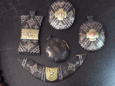 Tuareg Amulette Ebenholz mit Intarsien 5 Stück