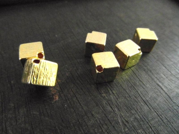 Zamak vergoldet, 16 Würfel 8mm diagonal gebohrt, 50g