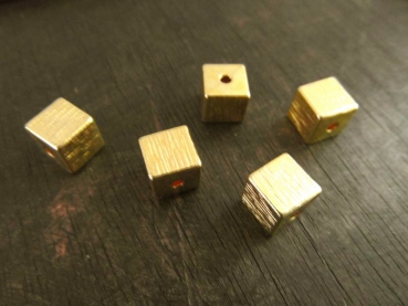 Zamak vergoldet, 15 Würfel 8mm längs gebohrt, 50g