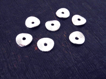 Zamak versilbert, 110St. gewellte gemaserte Scheiben 10mm, 50g