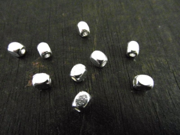 Zamak versilbert, 140 längliche Würfel 5x4mm glänzend, 50g