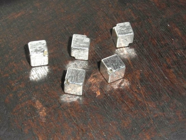 Zamak versilbert, 15 Würfel 8mm diagonal gebohrt, 50g