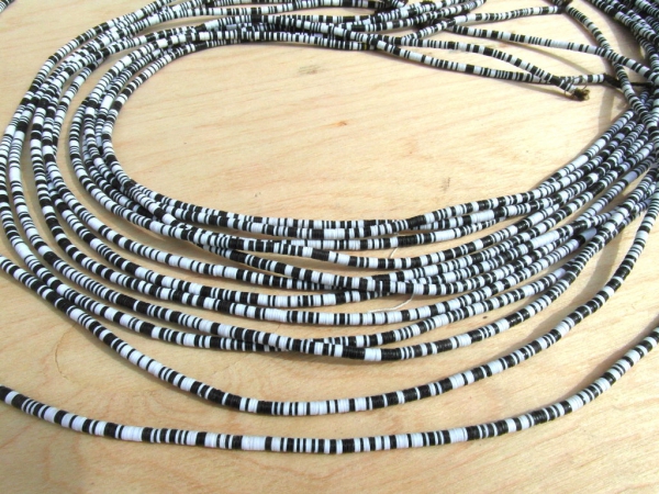 Bakelit Scheiben 3mm schwarz-weiss, Strang ca. 75 cm