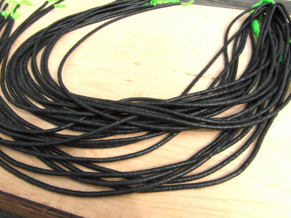 Bakelit Scheiben 4mm schwarz, Strang ca. 80 cm