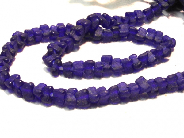 Recyclingglasperlen-Triangle_2622-cobalt