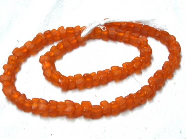 Recyclingglasperlen-Triangle_2625-orange