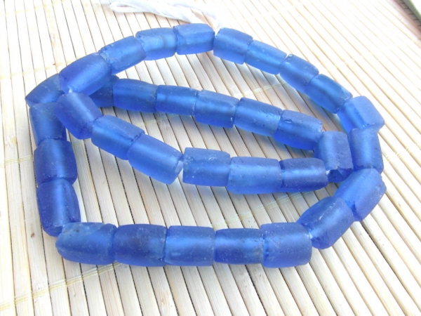Recyclingglasperlen-Tubes_3731-saphirblau