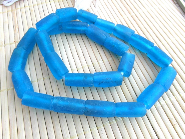 Recyclingglasperlen-Tubes_3733-leuchtblau