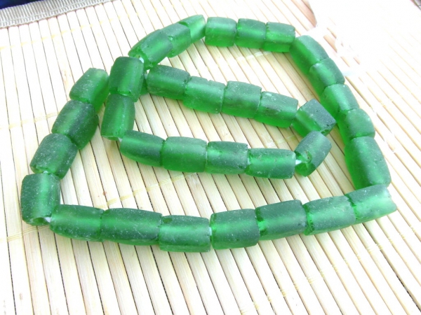 Recyclingglasperlen-Tubes_3735-gruen