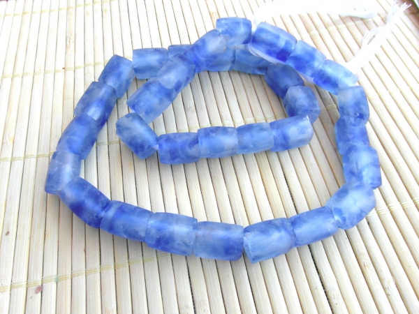 Recyclingglasperlen-Tubes_3754-blau-weiss