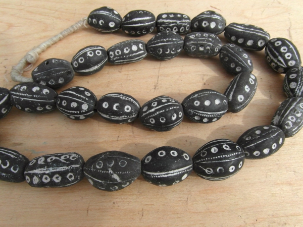 Old Terracotta Clay Beads schwarz Olive shape 25-28 x 15-18mm, 1 Strang ca. 25 St.