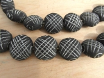 Terracotta Clay Beads schwarz flach rund Streifenmuster 28x15mm, 5 Stück